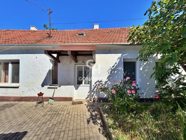 Eladó családi ház, Veszprémben 34.99 M Ft, 2 szobás