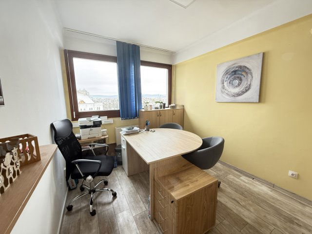 Kiadó iroda, Veszprémben, Óváros téren 80 E Ft / hó