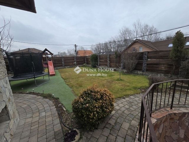 Eladó családi ház, Szigetszentmiklóson 129.9 M Ft, 7 szobás