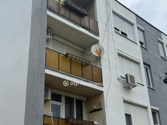 Eladó panellakás, Tiszafüreden 32 M Ft, 2 szobás
