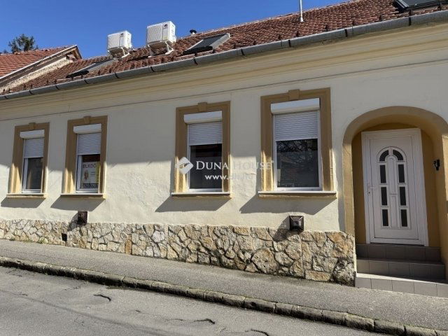 Eladó téglalakás, Pécsett 39.9 M Ft, 4 szobás