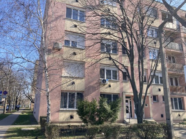 Eladó panellakás, Szolnokon 31.9 M Ft, 2 szobás