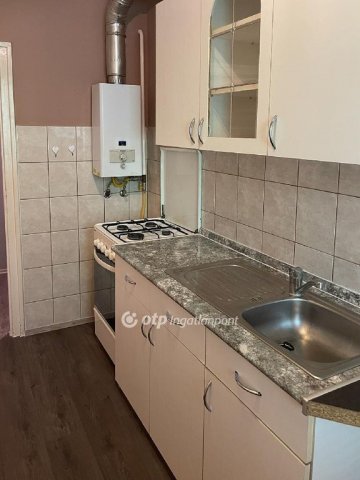 Eladó téglalakás, Kaposváron 30 M Ft, 1 szobás