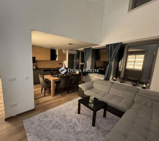 Eladó téglalakás, Esztergomban 125 M Ft, 5 szobás