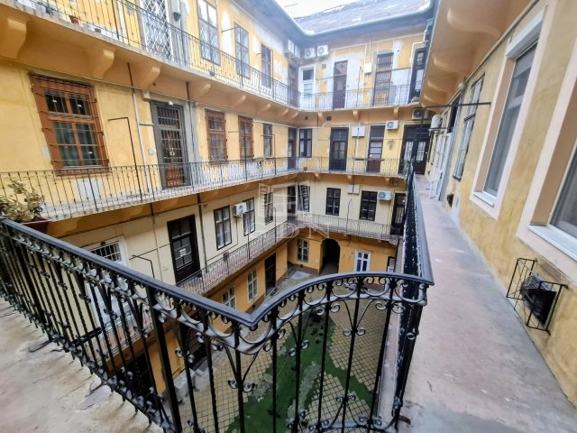 Eladó téglalakás, Budapesten, VI. kerületben 72.9 M Ft, 2 szobás