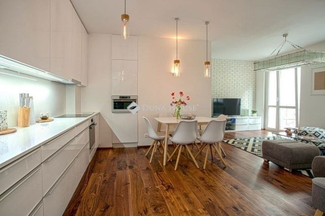 Eladó téglalakás, Budapesten, VI. kerületben 299 M Ft, 4 szobás