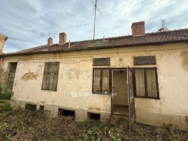 Eladó családi ház, Pécsett 43 M Ft, 2 szobás