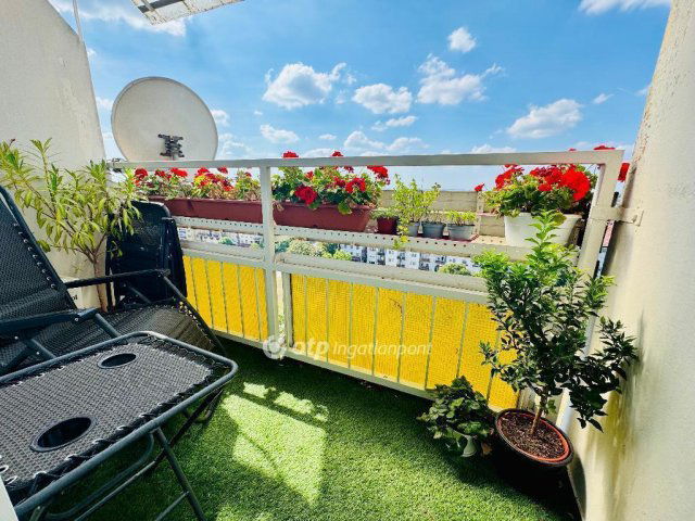 Eladó panellakás, Debrecenben 74.9 M Ft, 4 szobás