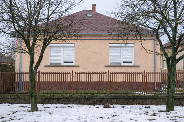 Eladó családi ház, Péren 55.9 M Ft, 3 szobás