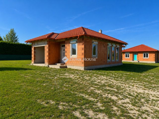 Eladó ikerház, Győrújfalun 99.8 M Ft, 4 szobás