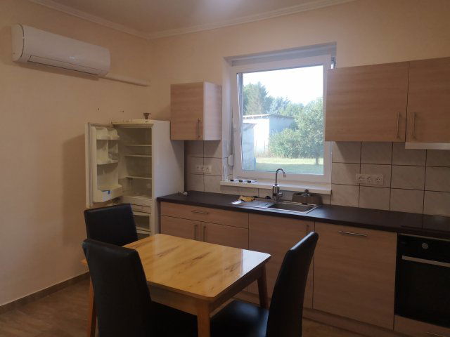 Kiadó családi ház, albérlet, Gyulán, Tiborc utcában, 2 szobás
