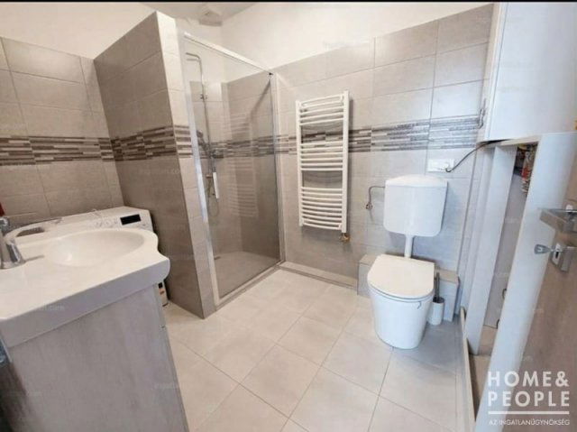 Eladó téglalakás, Szegeden 95 M Ft, 4 szobás