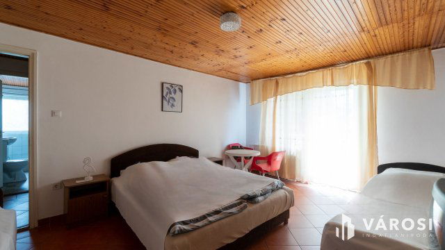 Eladó családi ház, Siófokon 279.9 M Ft, 12 szobás