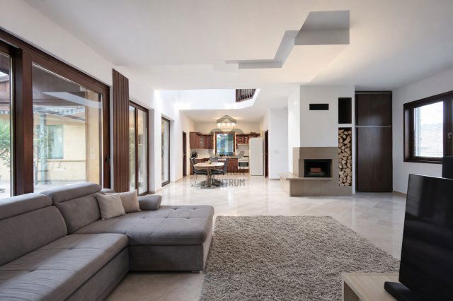 Eladó családi ház, Velencén 225 M Ft, 8 szobás