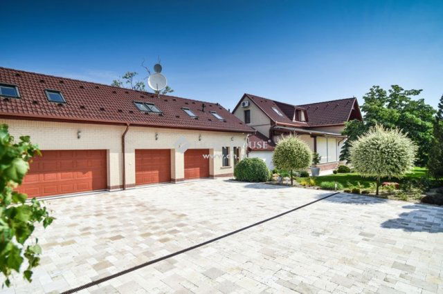 Eladó családi ház, Orosházán 1241.6 M Ft, 10 szobás