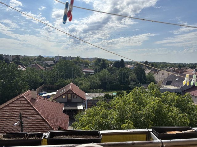 Eladó panellakás, Komáromban 36 M Ft, 2 szobás