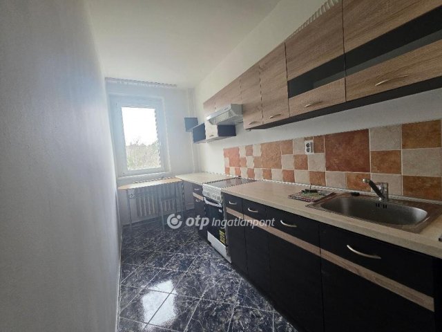 Eladó panellakás, Ajkán 41.59 M Ft, 2 szobás