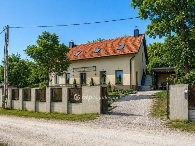 Eladó családi ház, Esztergomban 154.99 M Ft, 8 szobás