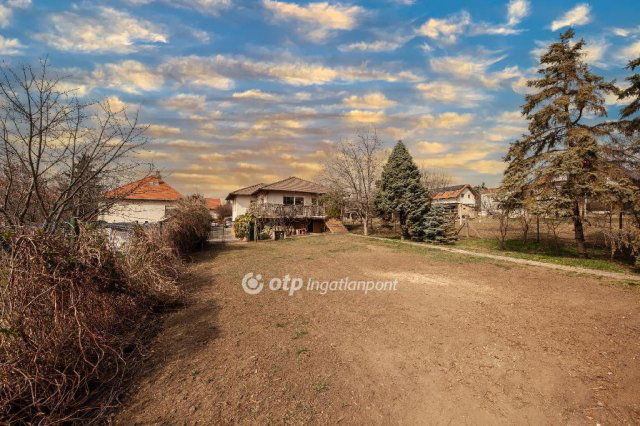 Eladó családi ház, Csömörön 299 M Ft, 4+1 szobás