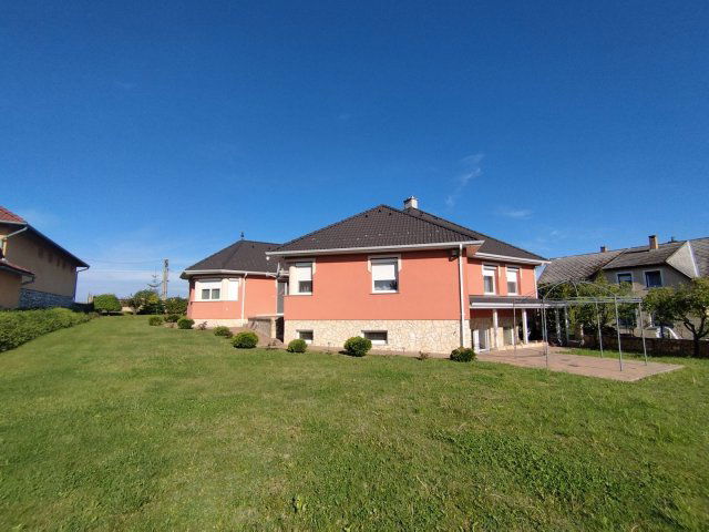 Eladó családi ház, Bakonyszentlászlón 110 M Ft, 6 szobás