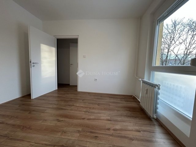 Eladó panellakás, Pécsett 55.9 M Ft, 3 szobás