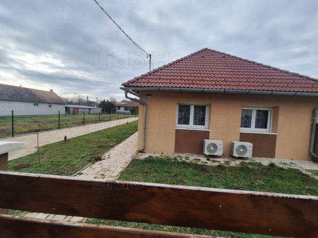 Eladó családi ház, Nagyszokolyon 49.9 M Ft, 12 szobás