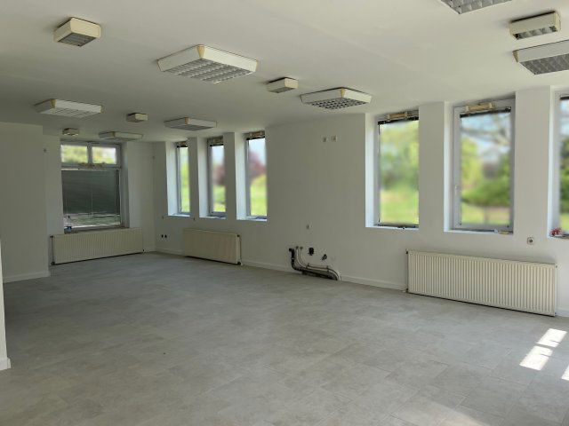 Kiadó üzlethelyiség, Tiszaújvárosban, Szent István úton
