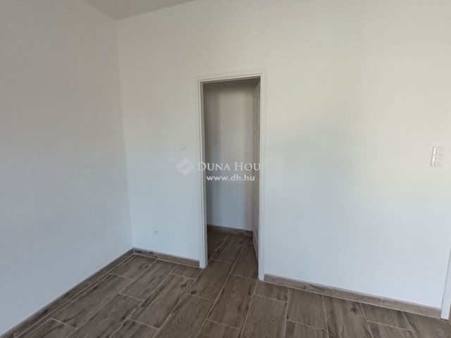 Eladó téglalakás, Cegléden 31.9 M Ft, 1 szobás