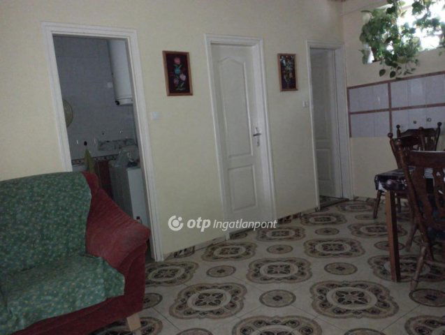 Eladó családi ház, Majson 20 M Ft, 2 szobás