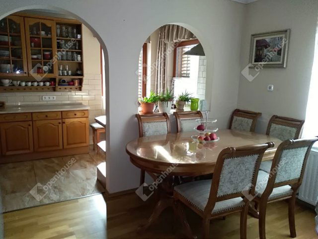 Eladó családi ház, Győrött 198 M Ft, 8 szobás