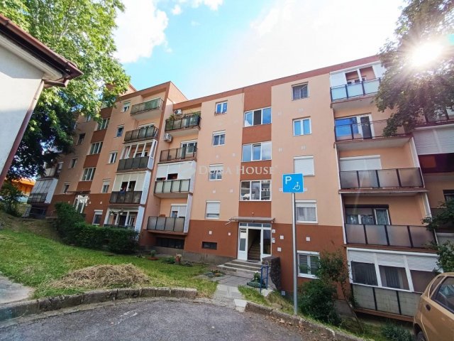 Eladó téglalakás, Komlón, Alkotmány utcában 18.9 M Ft