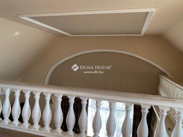 Eladó családi ház, Pécsett 385 M Ft, 6 szobás