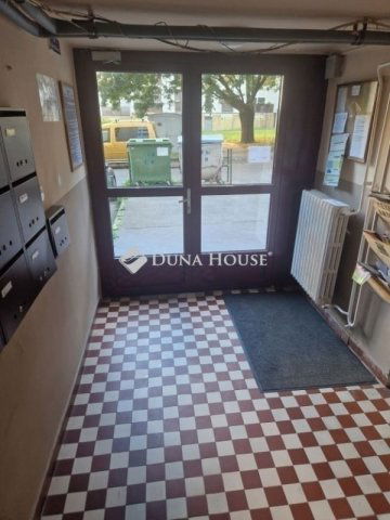 Eladó panellakás, Pécsett 49.9 M Ft, 3 szobás