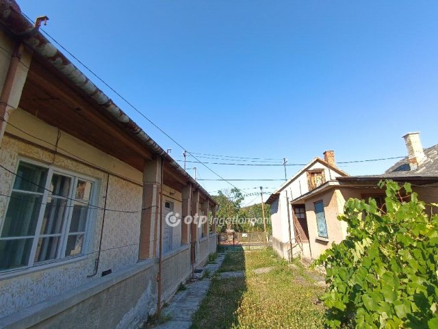Eladó családi ház, Füzérkomlóson 23.5 M Ft, 2+1 szobás