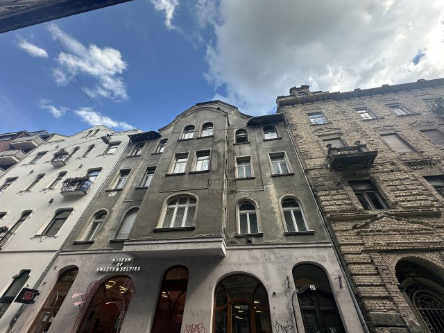 Eladó téglalakás, Budapesten, VI. kerületben, Paulay Ede utcában