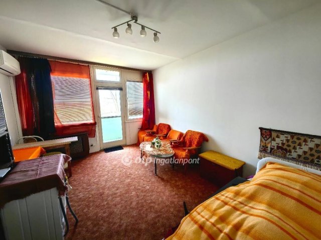 Eladó panellakás, Karcagon 18 M Ft, 1+1 szobás