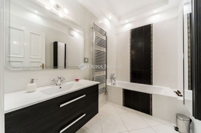 Eladó téglalakás, Budapesten, VI. kerületben 149 M Ft, 4 szobás