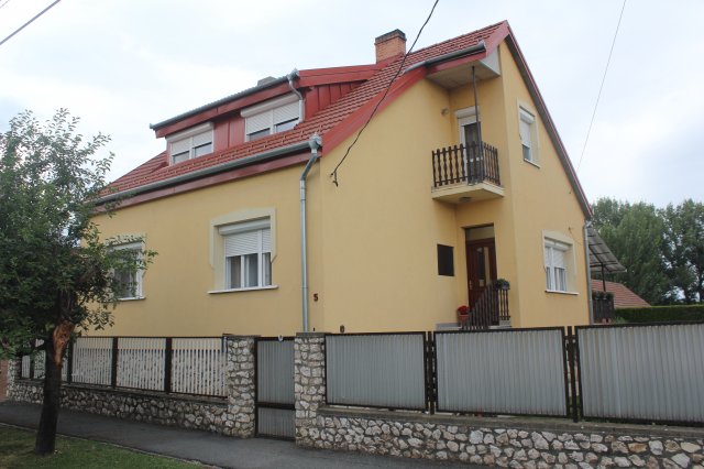Eladó családi ház, Csornán 78.99 M Ft, 5 szobás
