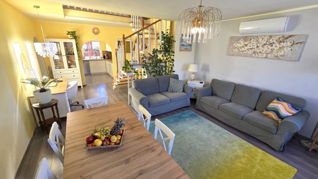 Eladó családi ház, Székesfehérvárott 173.9 M Ft, 8 szobás