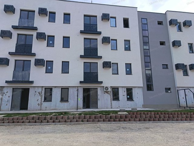 Eladó téglalakás, Komáromban 37.658 M Ft, 2 szobás