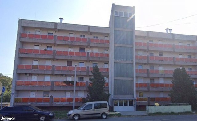Eladó panellakás, Komlón 18 M Ft, 2 szobás