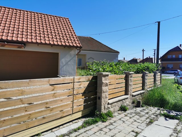 Eladó családi ház, Tótszentmártonon 110 M Ft, 3 szobás