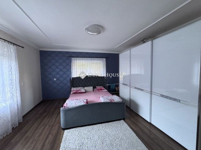 Eladó családi ház, Pécsett 84.99 M Ft, 4 szobás