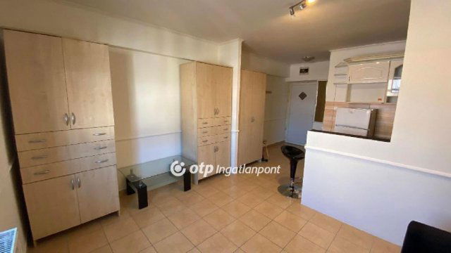 Kiadó téglalakás, albérlet, Pápán 110 E Ft / hó, 1 szobás