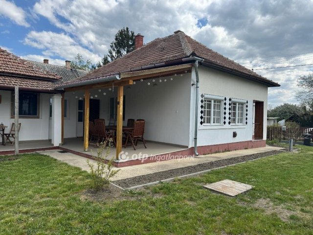 Eladó családi ház, Abádszalókban 41.9 M Ft, 3 szobás