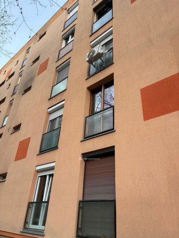 Eladó panellakás, Pécsett 64.9 M Ft, 2 szobás