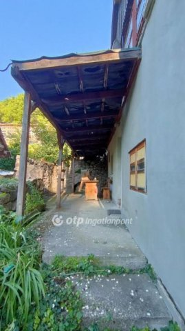 Eladó családi ház, Pécsett 30 M Ft, 1+3 szobás