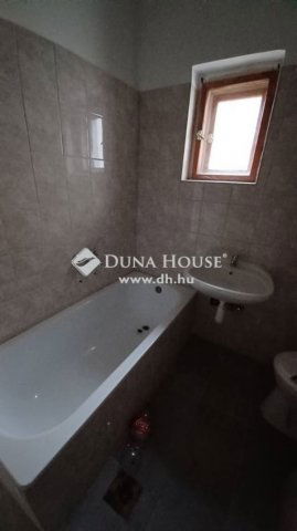 Eladó családi ház, Pécsett 48.5 M Ft, 4 szobás