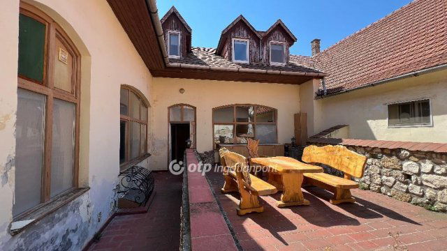 Eladó téglalakás, Pápán 36 M Ft, 3+1 szobás