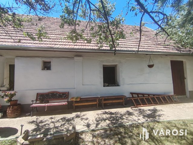 Eladó családi ház, Tasson 55 M Ft, 4 szobás